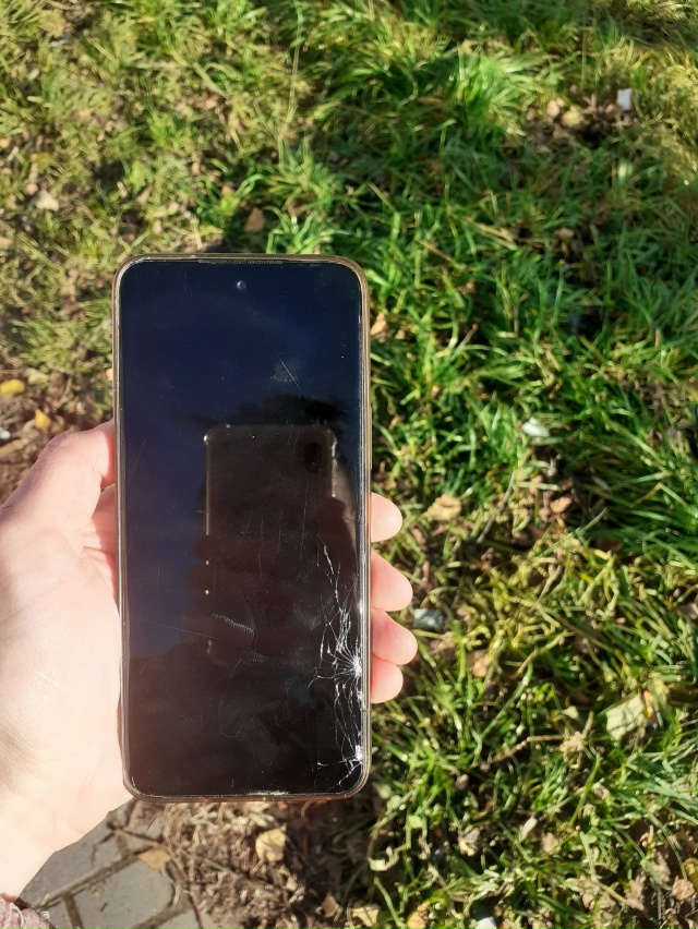 На Советской улице найден телефон. Так же в чехле лежи?...