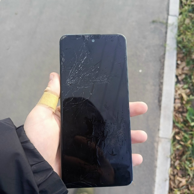 Нашел телефон на тратуаре на против Аббатского
Номер 8...