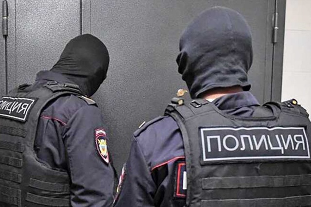 Рисовал палочкой в песке, а нарисовал себе срок.
16-летн...