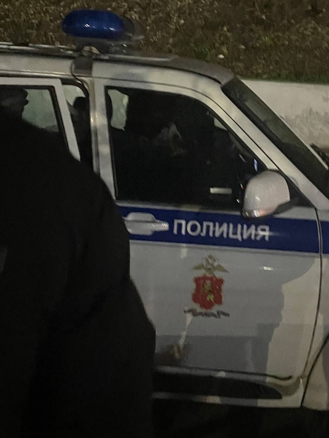? В Санкт-Петербурге молодой человек разбил витрину в...