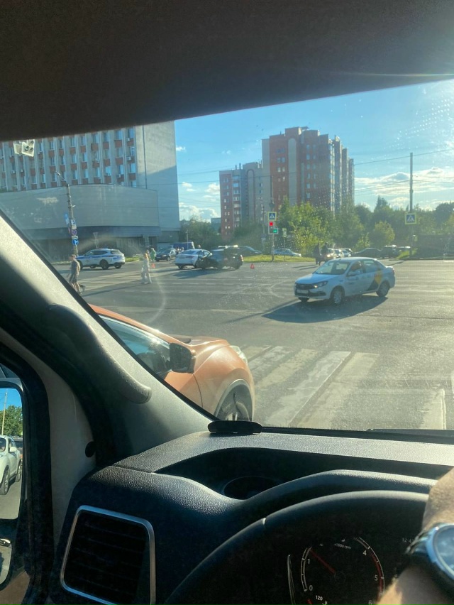 ‼На Проспекте Гагарина возле Университета Спорта, дер...