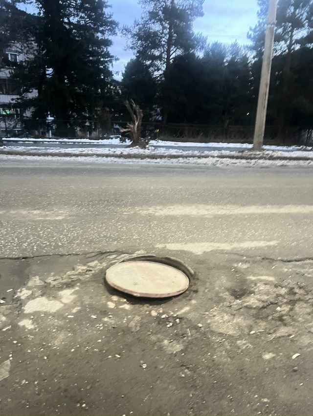 Постоянно открытый люк Машиностроителей возле почты!
?...