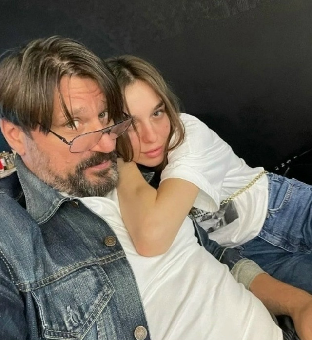 Гена Букин снова станет папой! И да, ему 50😅
Актёр Викт?...