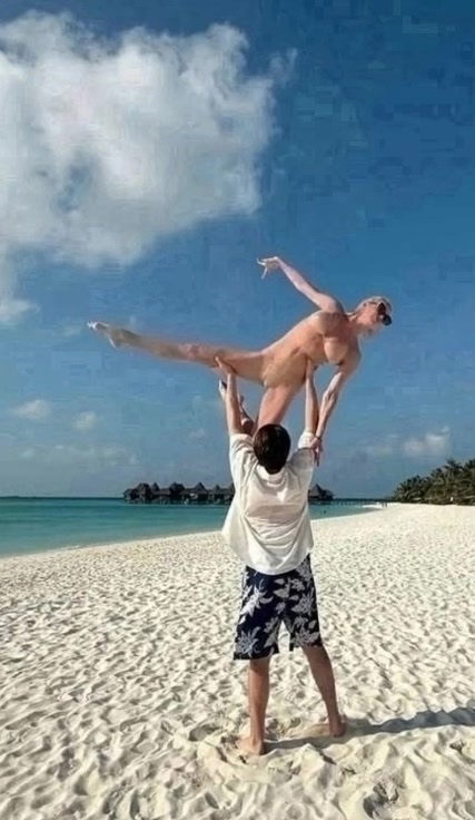 Волочкова на Мальдивах: Прима показала эффектный прыж?...