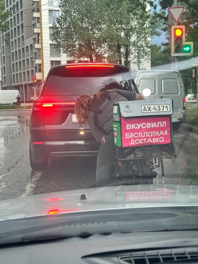 Скажите пожалуйста ,может ли данный курьер ,находится ?...