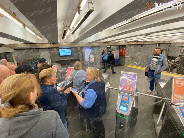 Массовый сбой произошёл в метро: на нескольких станция...