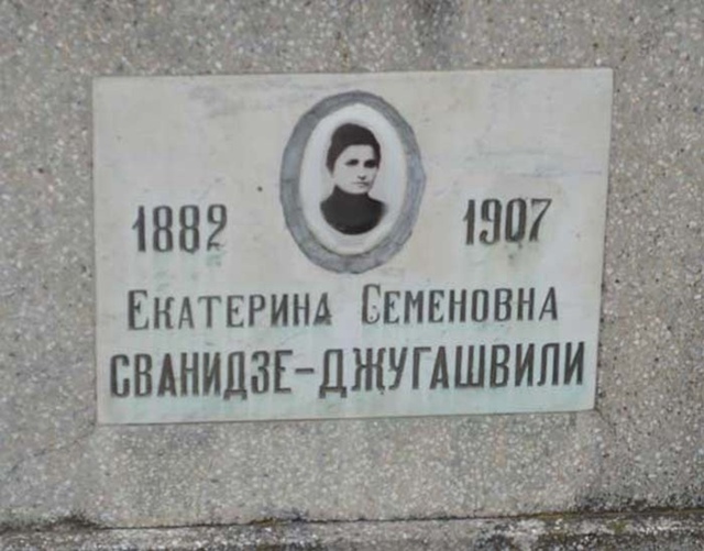 На фотографии 1907 года, сделанной незадолго до смерти, м...