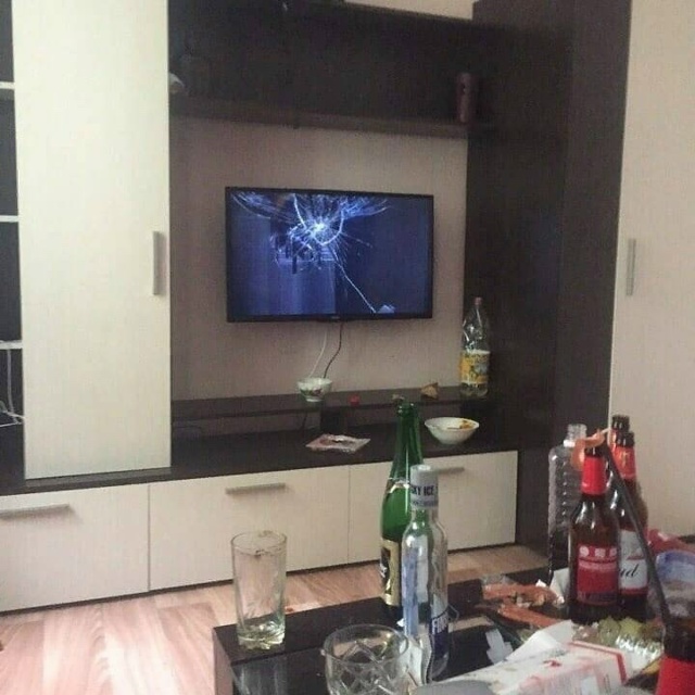 Разбили телек бутыльком