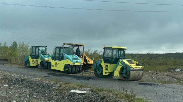 Снова вскрыли: дорогу на Териберку ремонтируют по гара...