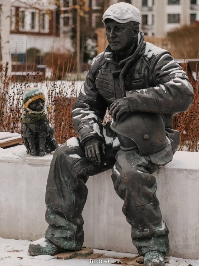 Памятник коту Семёну в Тюмени встретил первый снег в п?...