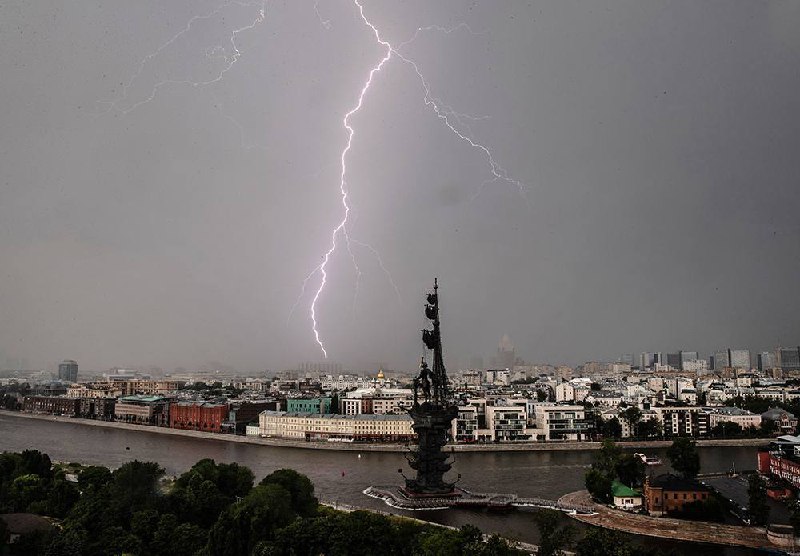 🌩️ Жара до +21°C будет в Москве сегодня
Вместе с ней город накроют грозы и дожди.