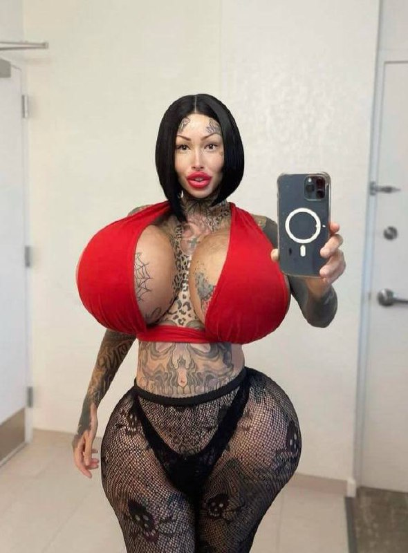 Умерла фрик-блогерша, которую называли «живой надувной куклой»
Тело 33-летней Марии Магдалины нашли