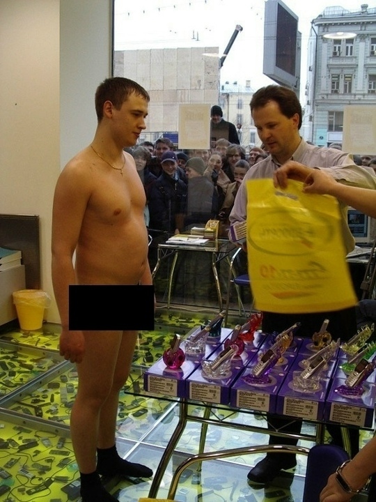 Акция «Разденься за телeфон» во флагманском магaзине «?...