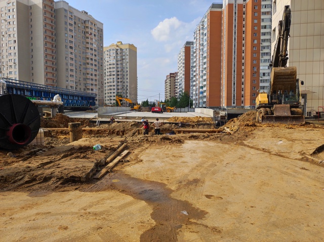 Напротив улицы Фокина строят проезд, который там наход...