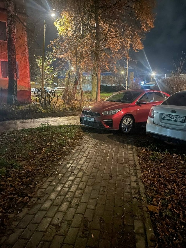 Как тут с коляской проходить неизвестно
Зато вам удоб?...