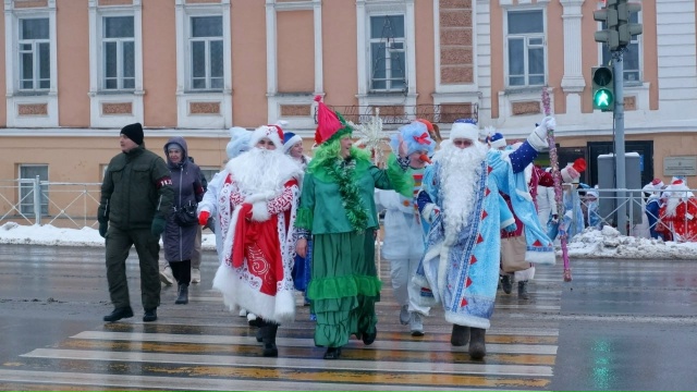 В Соликамске прошло шествие Дедов Морозов и Снегуроче?...
