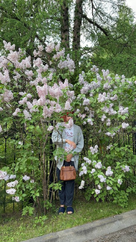 Мама и фотосессия возле сирени 🥰
Базовый минимум