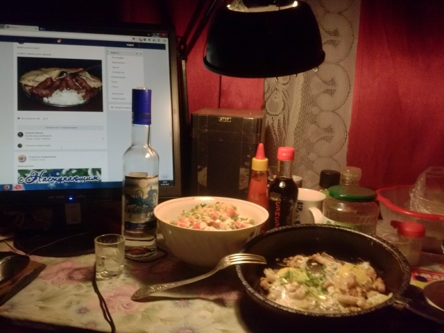 А напился я пьяным, проводил гостей в дома, а сижу дома. ...