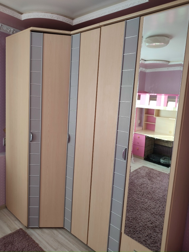 Продам шкаф. Угловой 90*90, пенал 40, платянный шкаф 80. Высо...