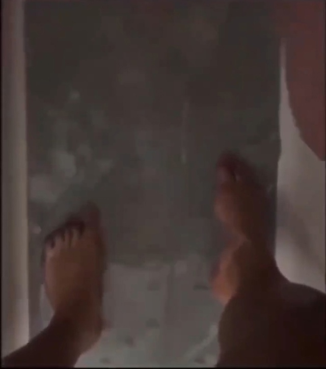 дает сдачи