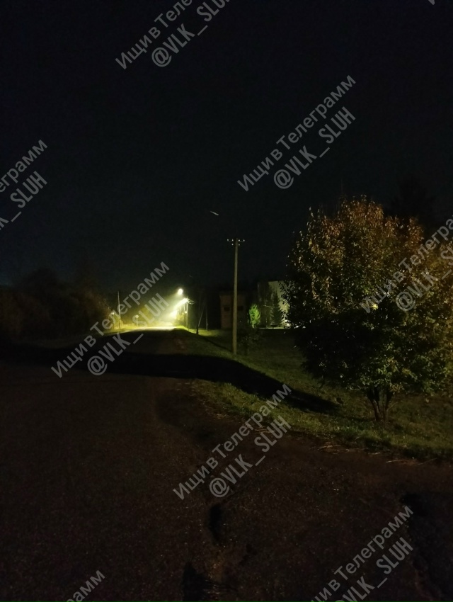 д.Клишино, не работают восемь фонарей освещения дороги...