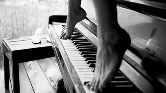 Мне говорят:
нету такой любви.
Мне говорят:
как все,
так ...