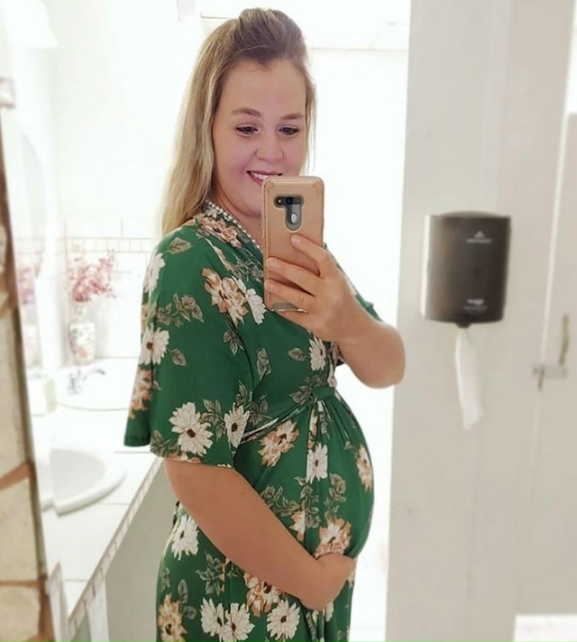 Эта женщина всегда беременна.
Кортни уже родила 11 дете...