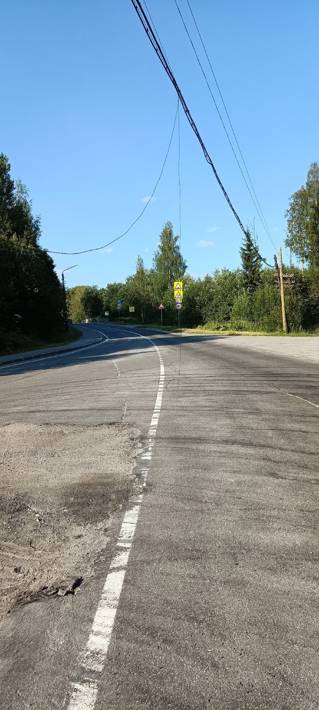 Лежит провод на дороге . Пиндуши ул. Кирова
