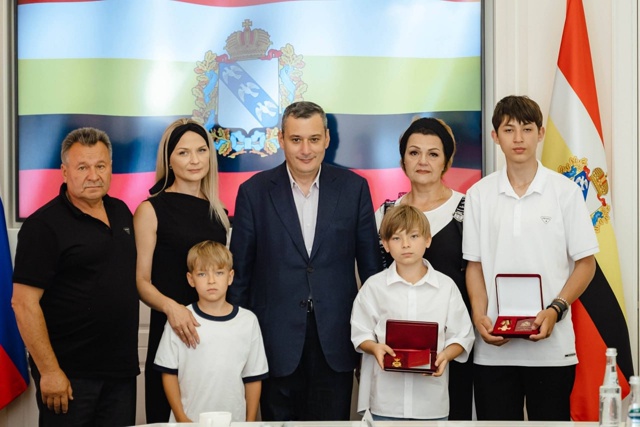 🎖 Александр Хинштейн вручил награды родным погибшего...