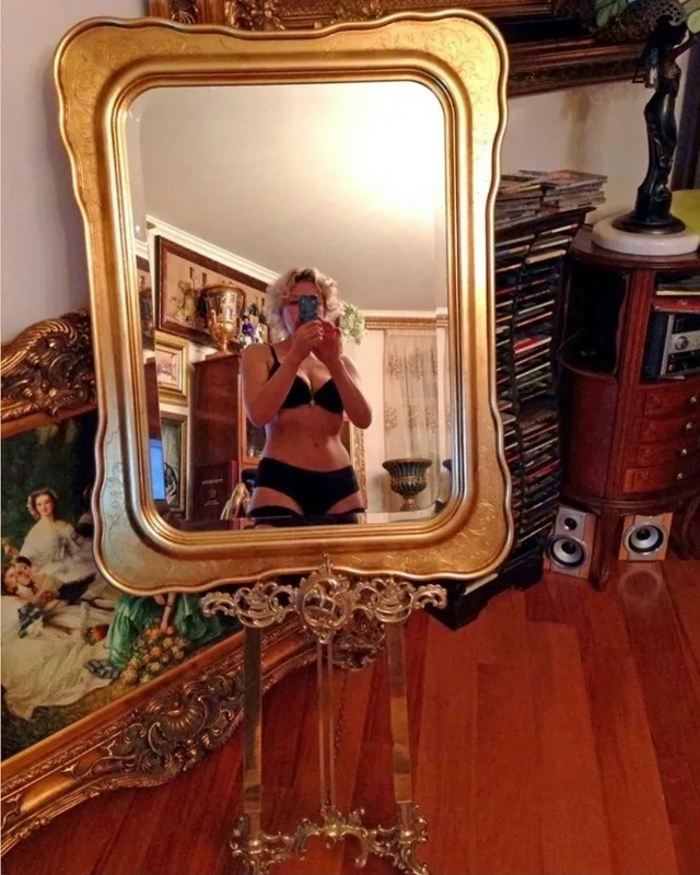 Как-то раз одна девушка полезла на чердак своего дома и...