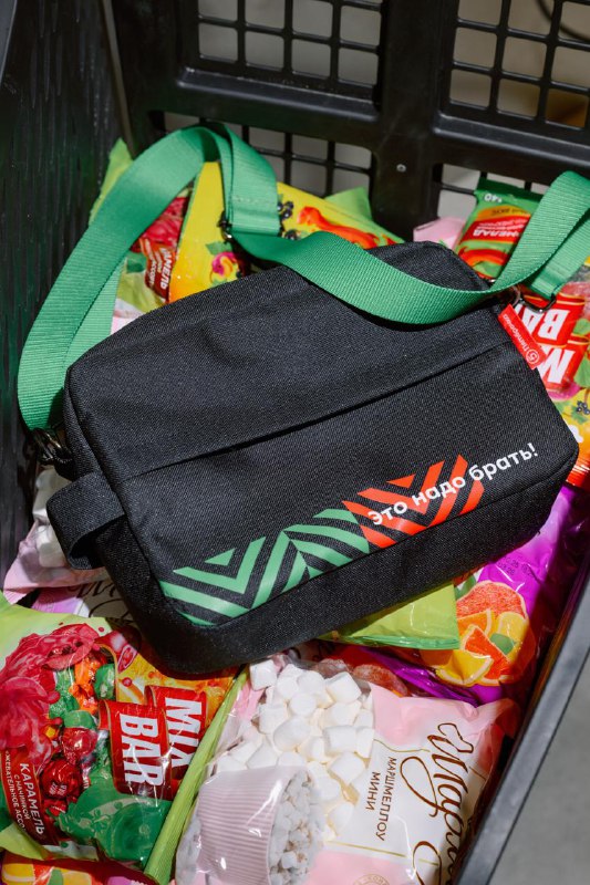 С «Пятёрочкой» модно быть собой: торговая сеть выпустила мерч для зумеров и с ноги ворвалась в мир с