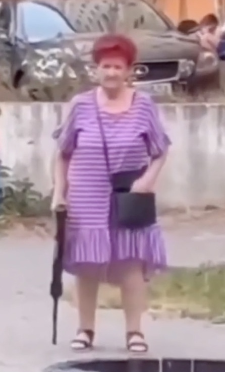 Однако во дворе у неё тишина.