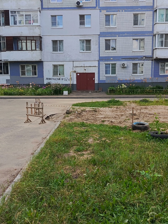 Во дворе дома Ленинградский пр 62, кор 3 прорвало трубу, ?...