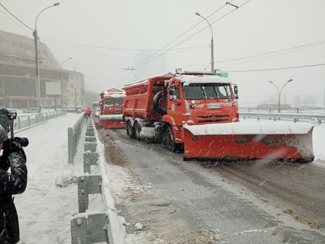 Новосибирск сковали пробки из-за снегопада и наледи
?...
