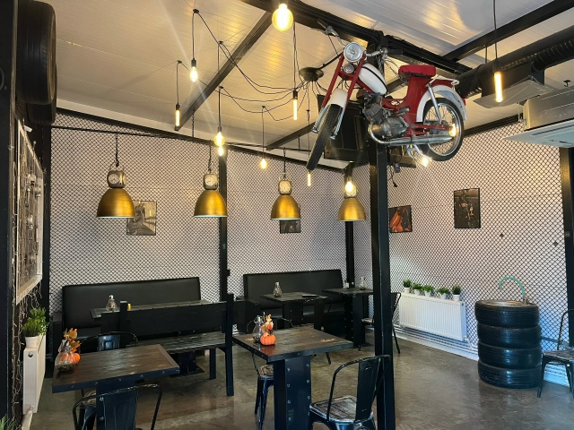 На трассе около магазина байрам сдается в аренду помещ...