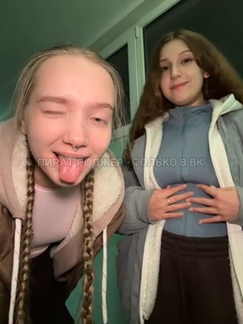 В подъезде бабки устроили скандал из за двух студенток...