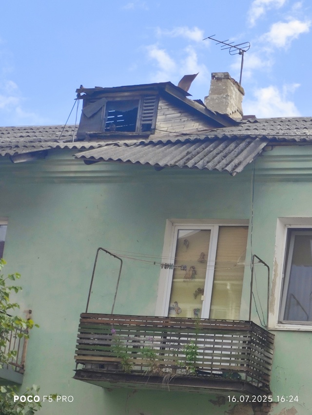 Здравствуйте. Ул Энгельса 9, опасно ходить по тратуару, ...