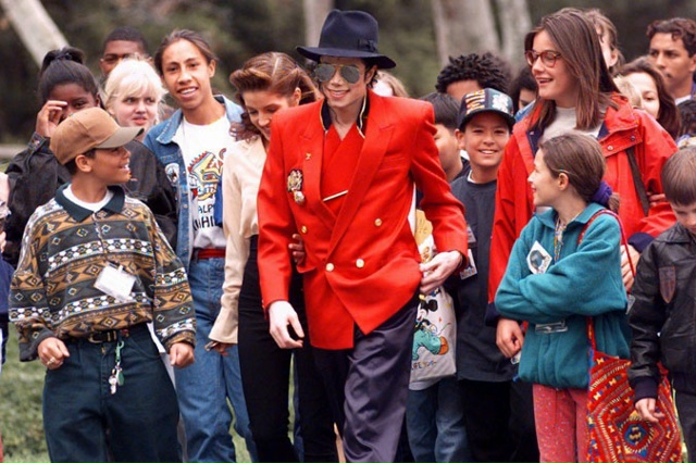 За свою жизнь Майкл Джексон совершил пожертвований на ...