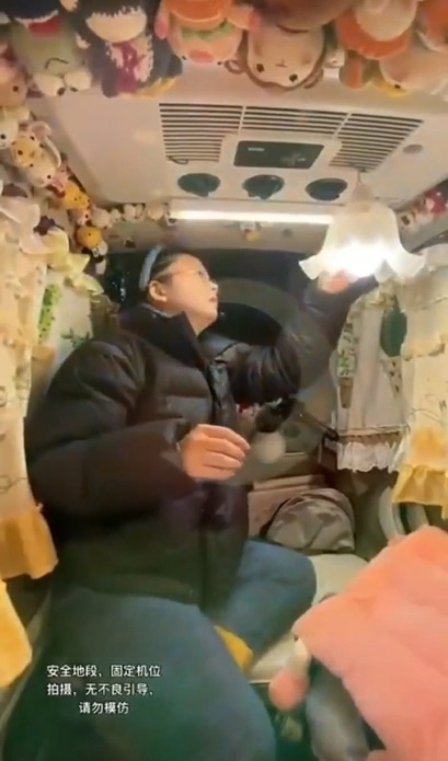 Азиатка показала свою квартиру. которая находится в ми...