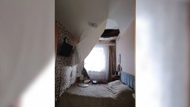 В жилом доме Соликамска потолок рухнул на кровать
Зда?...