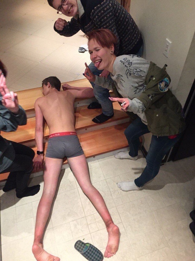 Кентик развалился, а ему говорили пить меньше