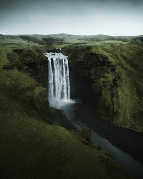 🌍Скоугафосс — водопад, который невозможно забыть.
Од?...