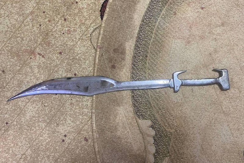 Житель Саратова сделал «спартанский» меч из автомобильной подвески — и получил уголовку.
Силовики