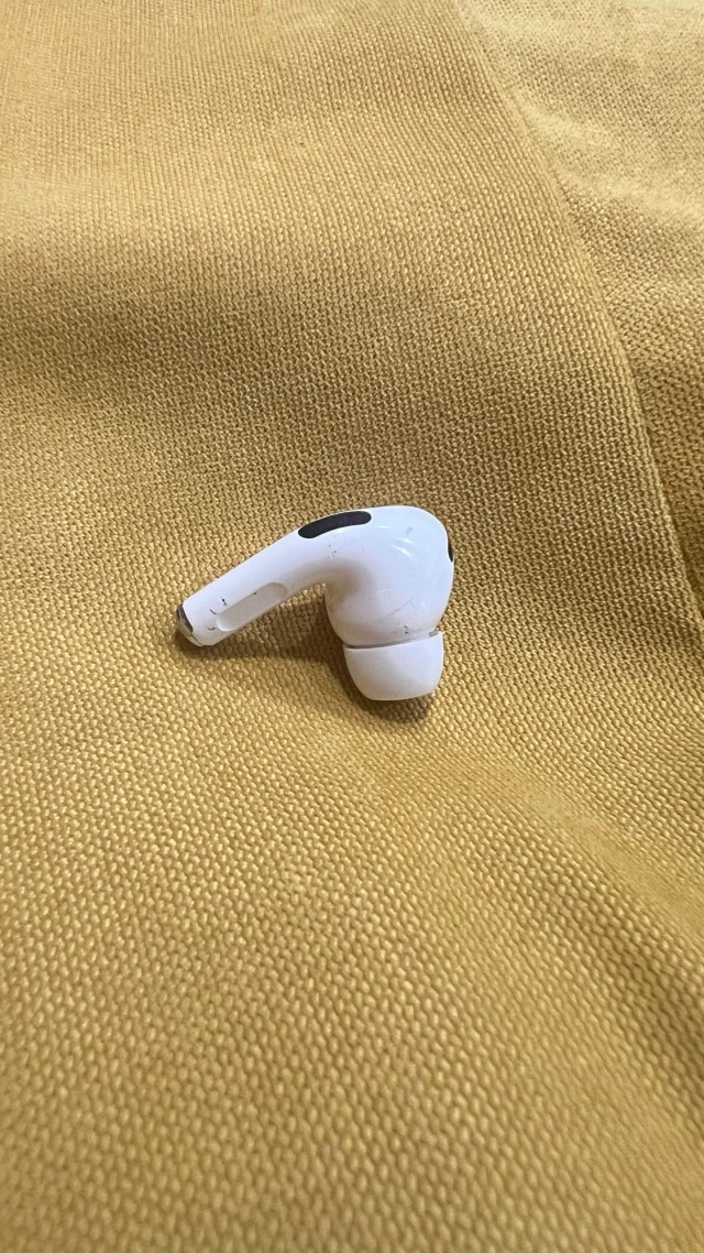 Найден один наушник у дома по адресу ЛК 61