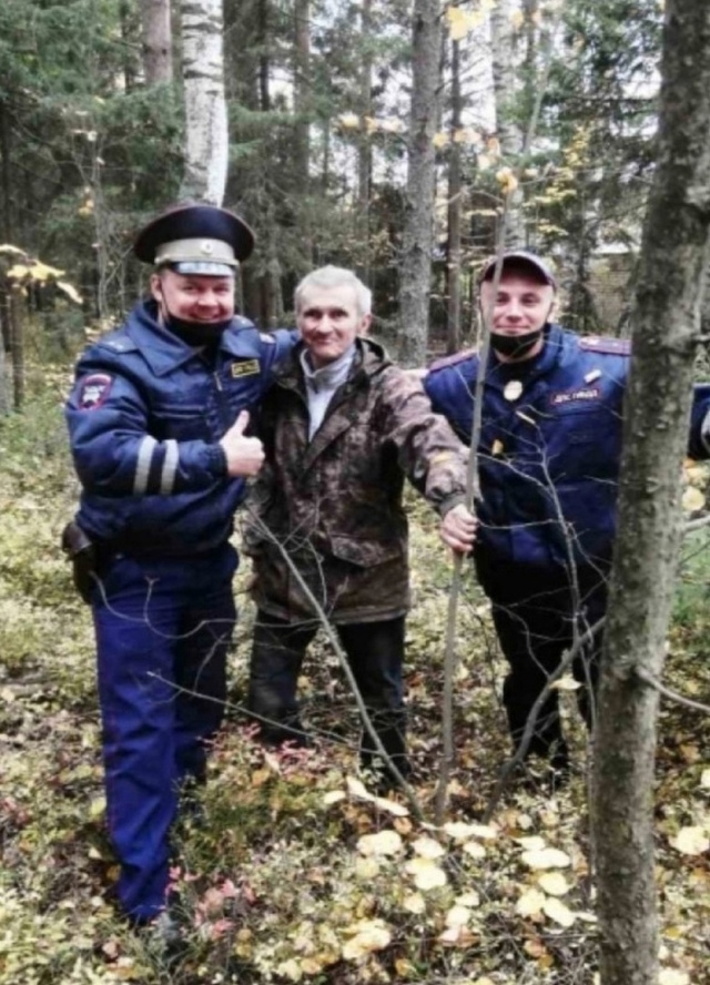 Пожилой мужчина, житель Камчатки, занимаясь сбором гри...