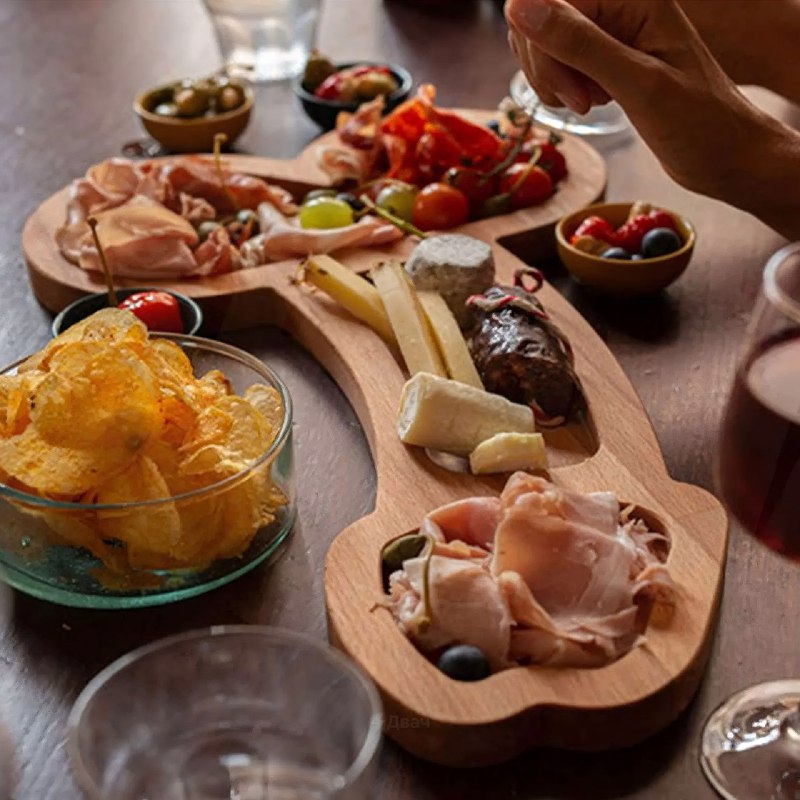 На российских маркетплейсах появилось специальное деревянное блюдо для тарелочниц: оно разделено на