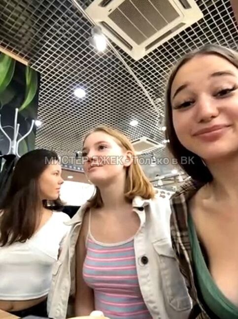 ❗В Московском ТЦ произошёл скандал
Три подружки сиде?...