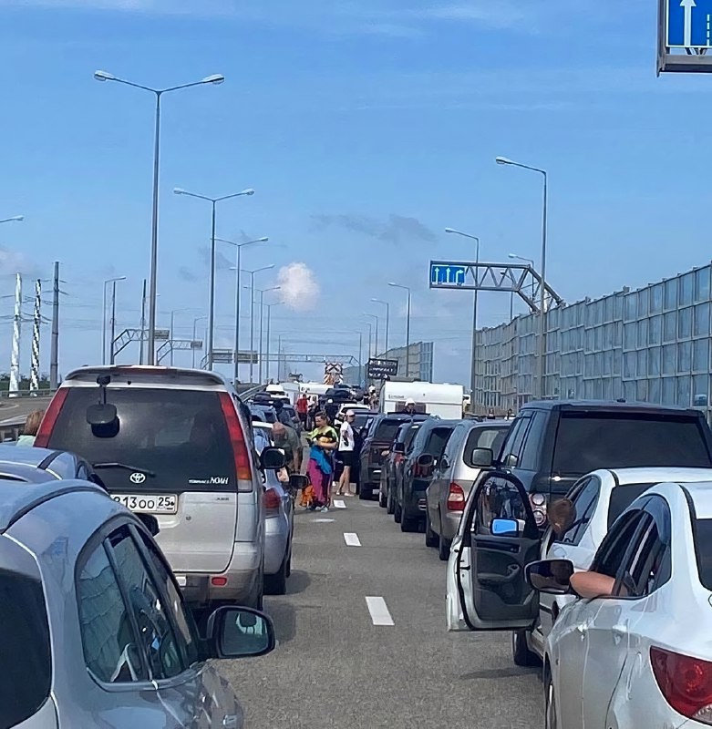 На Крымском мосту образовалась 10-километровая пробка — туристы проводят в ней по несколько часов
М