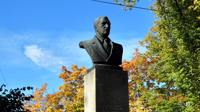 Осень в городе.На фото №3 Энт - пастырь деревьев из Влас...