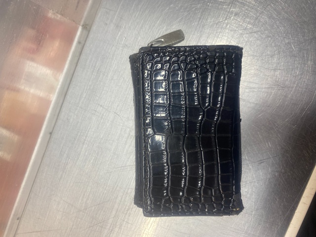 Найден кошелек! Обращаться в Автолавку ,,Кольская ферм...